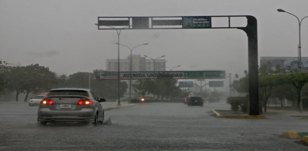 Horas continuas de lluvia en Zulia es producto del paso de una onda tropical, Maracaibo y San Francisco se quedaron sin luz