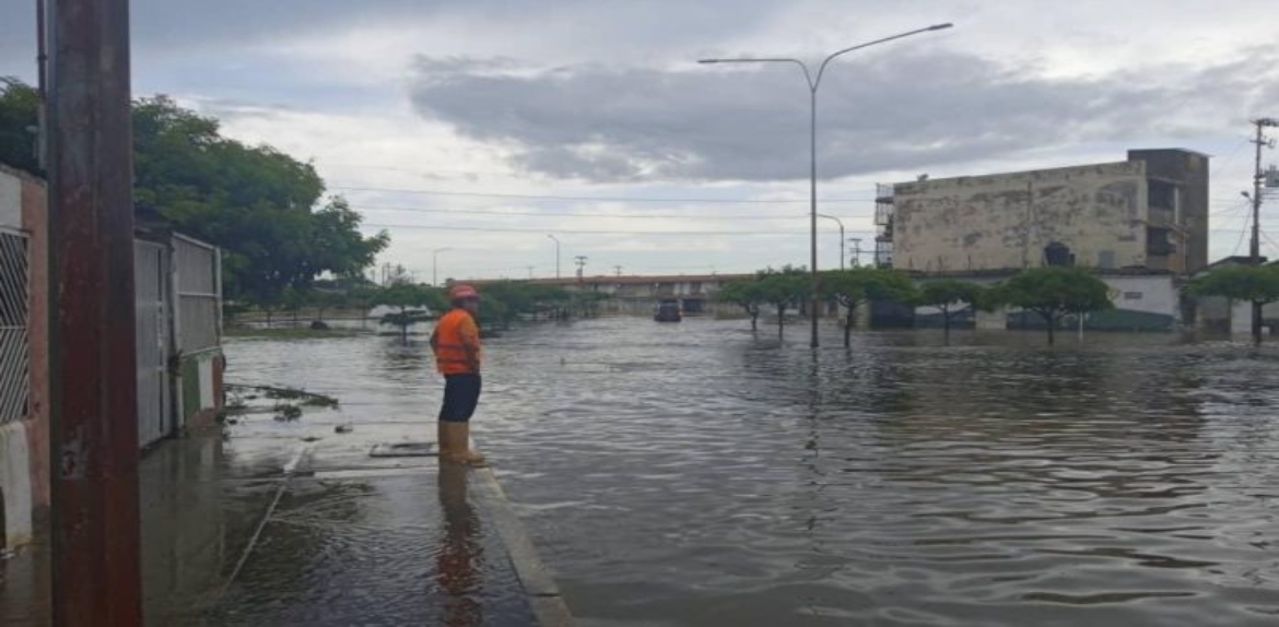 Lluvias intensas inundaron Cabimas y colapsaron drenajes