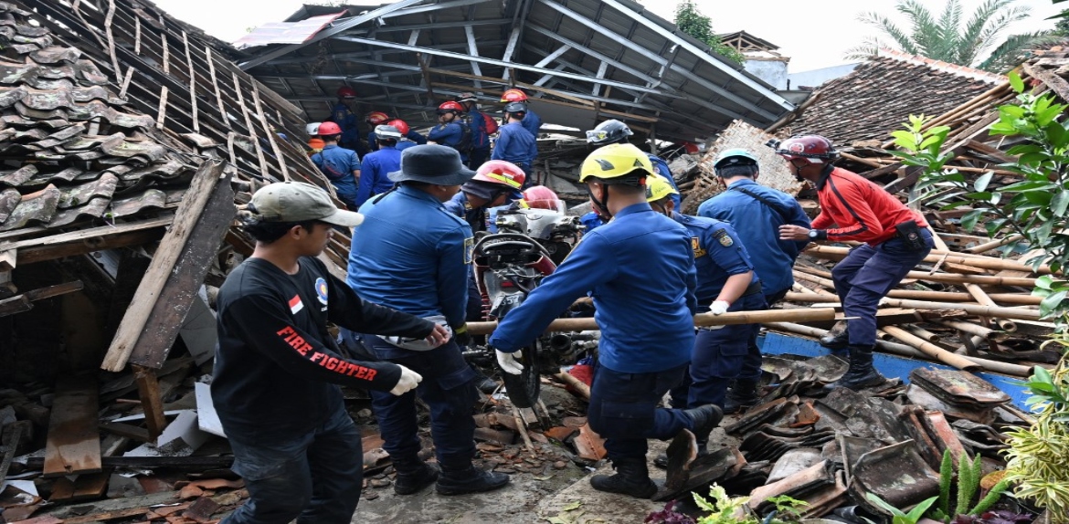 Suben a 310 los fallecidos por el terremoto en Indonesia