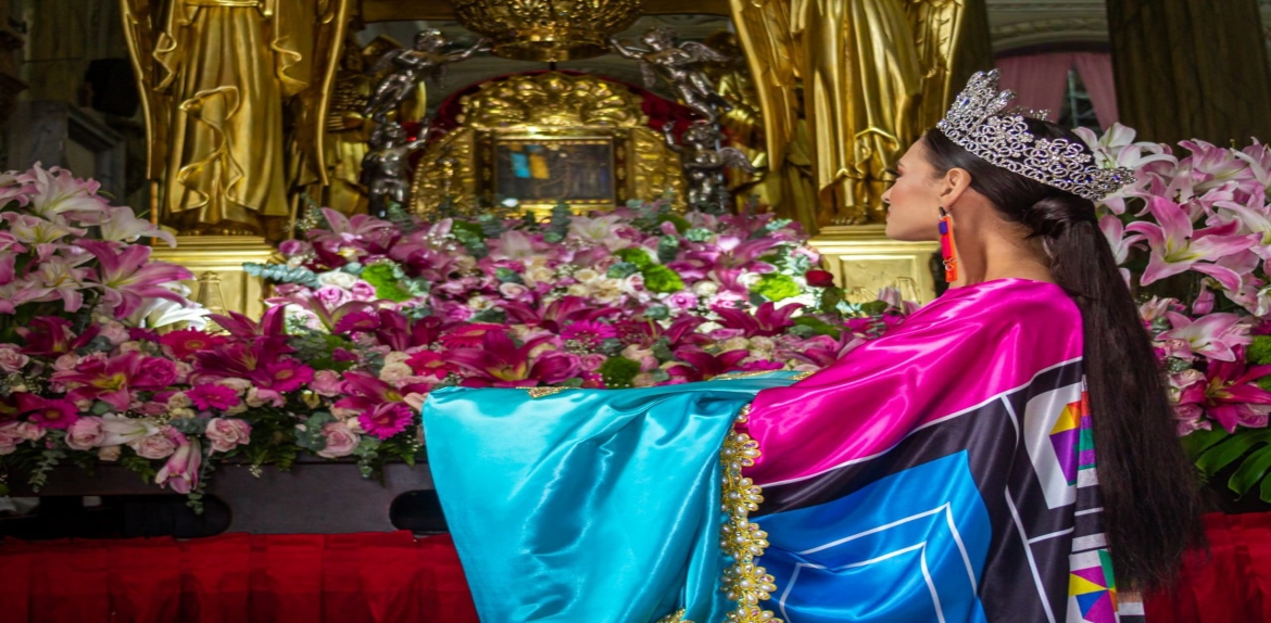 Reina de la Feria de La Chinita ofrenda manto a la Virgen