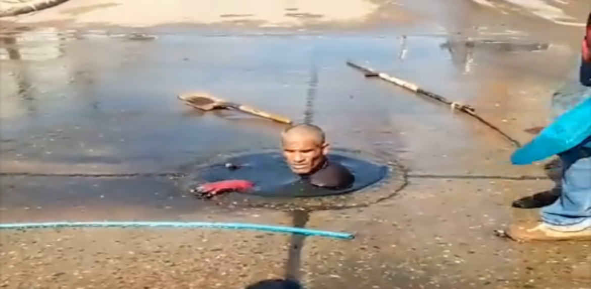 ¡INCREIBLE! | Hombre se sumerge en una boca de visita de aguas negras, en Maracaibo