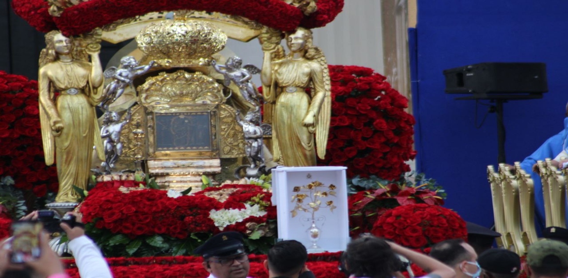 El papa Francisco honra a la Virgen de Chiquinquirá con una rosa de oro