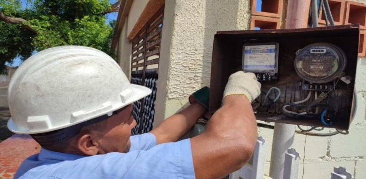 Corpoelec instala nuevos medidores para servicio eléctrico en el Zulia