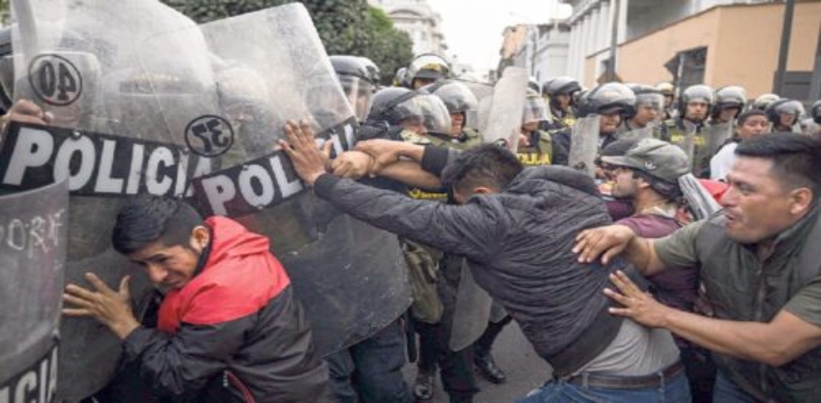 Presidenta de Perú hace llamado a la calma tras intensas protestas