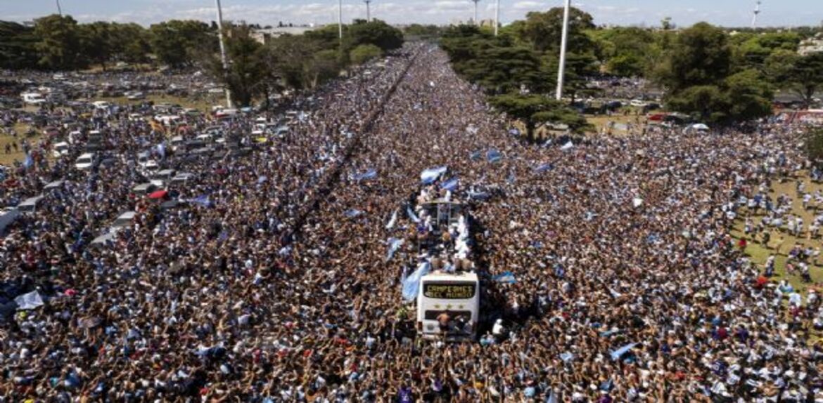 Millones de fanáticos se volcaron a las calles de Buenos aires, para recibir a su «Selección Albiceleste»