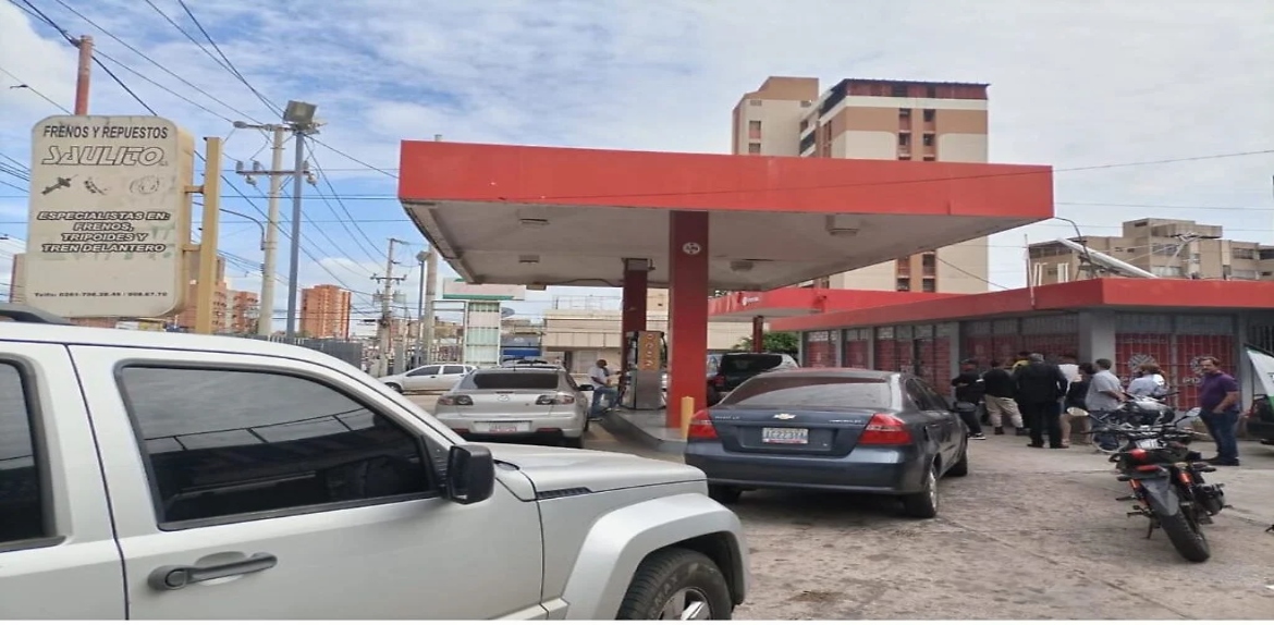 Vuelve “el calvario” de las largas colas para surtirse de gasolina en Maracaibo
