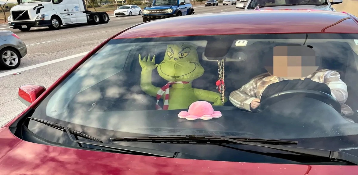 «El Grinch no es un copiloto». Detienen y multan a conductor por llevar muñeco inflable como «pasajero» en Arizona