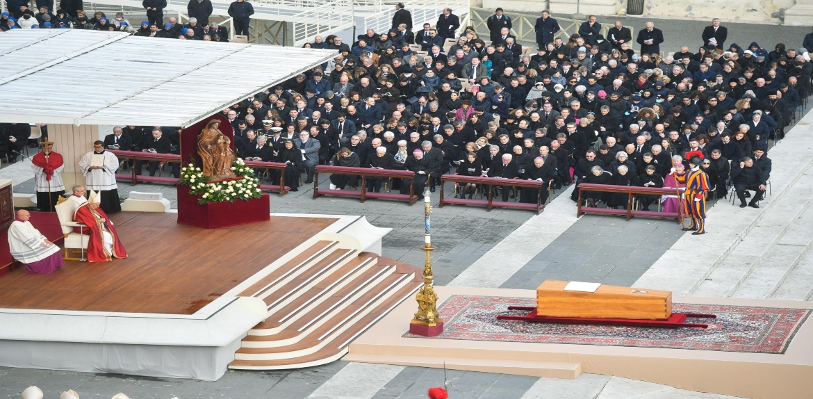 Benedicto XVI, el papa «sabio», despedido por Francisco ante miles de fieles
