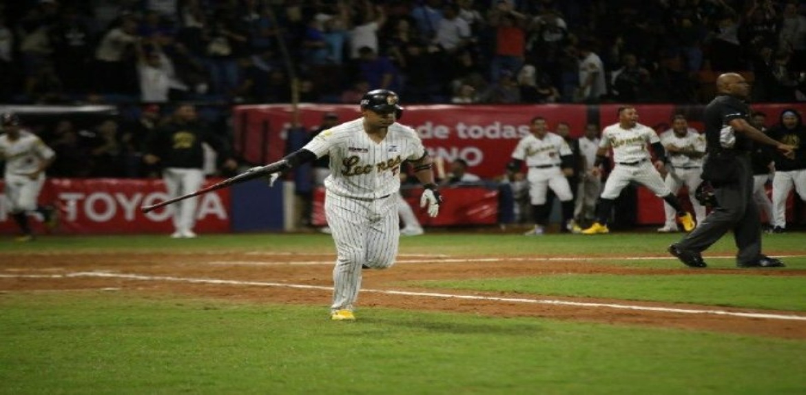 Leones del Caracas ganó el segundo de la final contra Tiburones de La Guaira