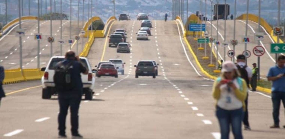 Taxistas venezolanos se declaran en «incapacidad» por requisitos para cruzar la frontera colombiana