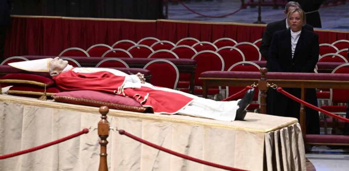 La capilla ardiente de Benedicto XVI se abre para el último adiós de los fieles