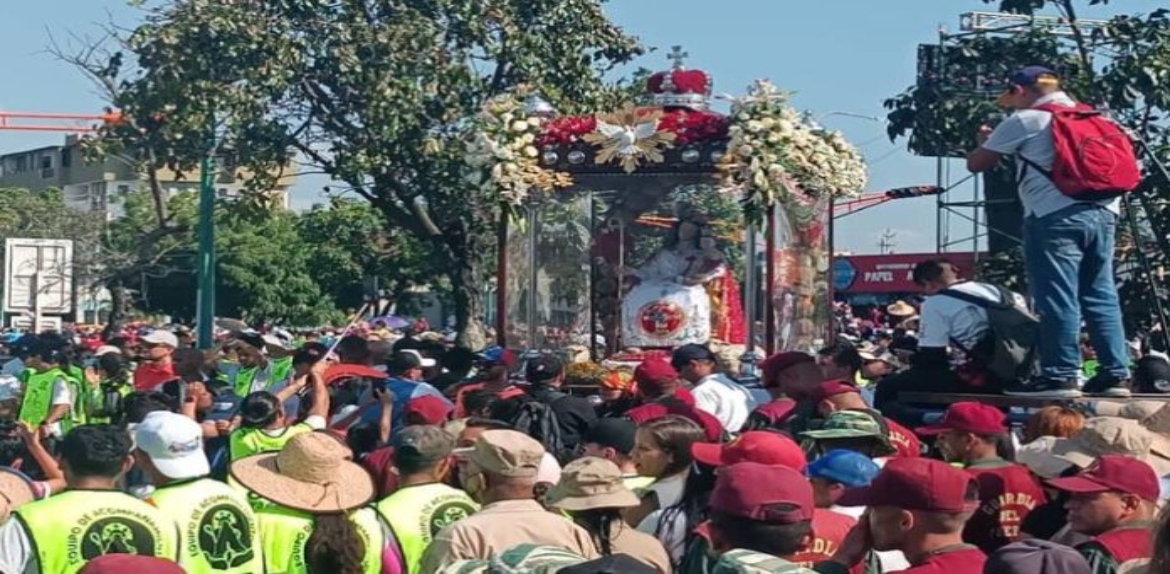 Luego de 5 horas en procesión la Divina Pastora llegó a la Catedral de Barquisimeto