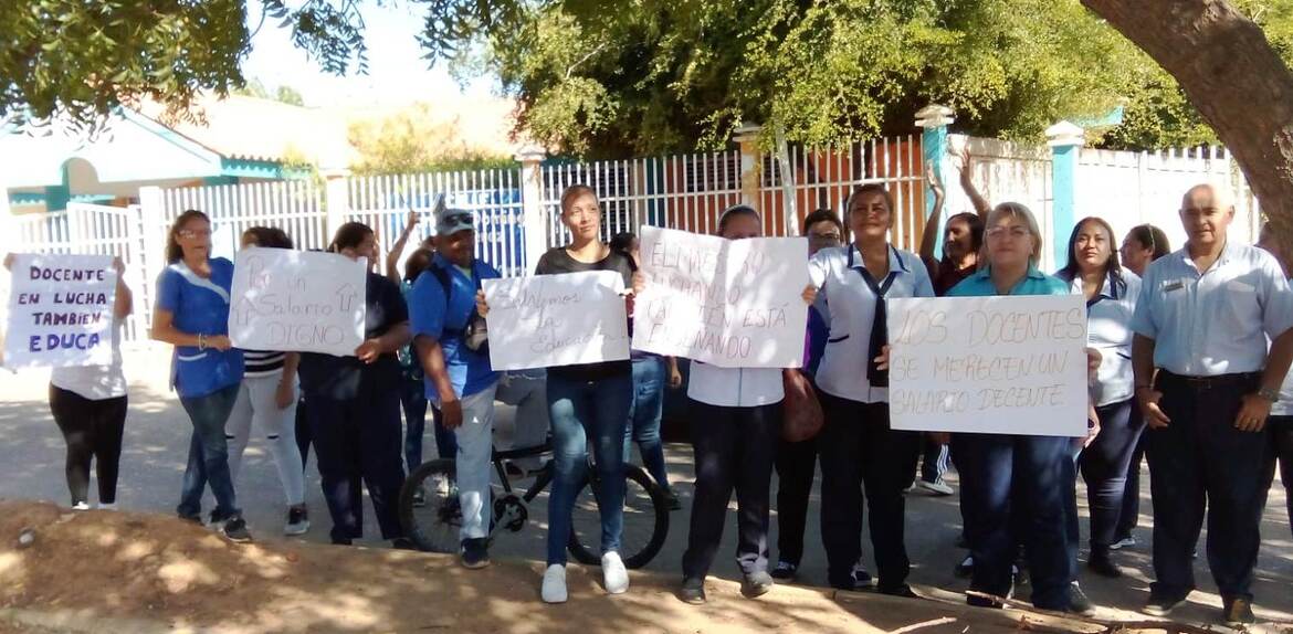 “Por salarios justos” | Educadores, personal obrero y representantes, protestaron en la Chamarreta