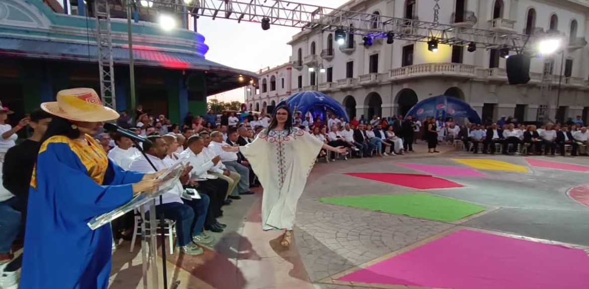 Gobernación presenta desfile de moda con indumentaria indígena en la Plaza Baralt