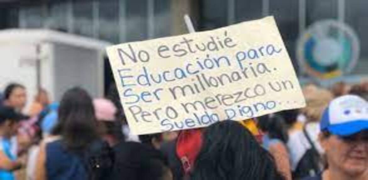 Educadores del país, exigen aumento de sueldo en base a 1000 dólares mensuales