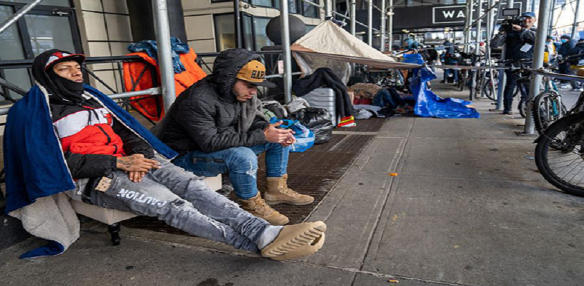 Migrantes venezolanos recién llegados a New York llevan 2 días durmiendo en la calle