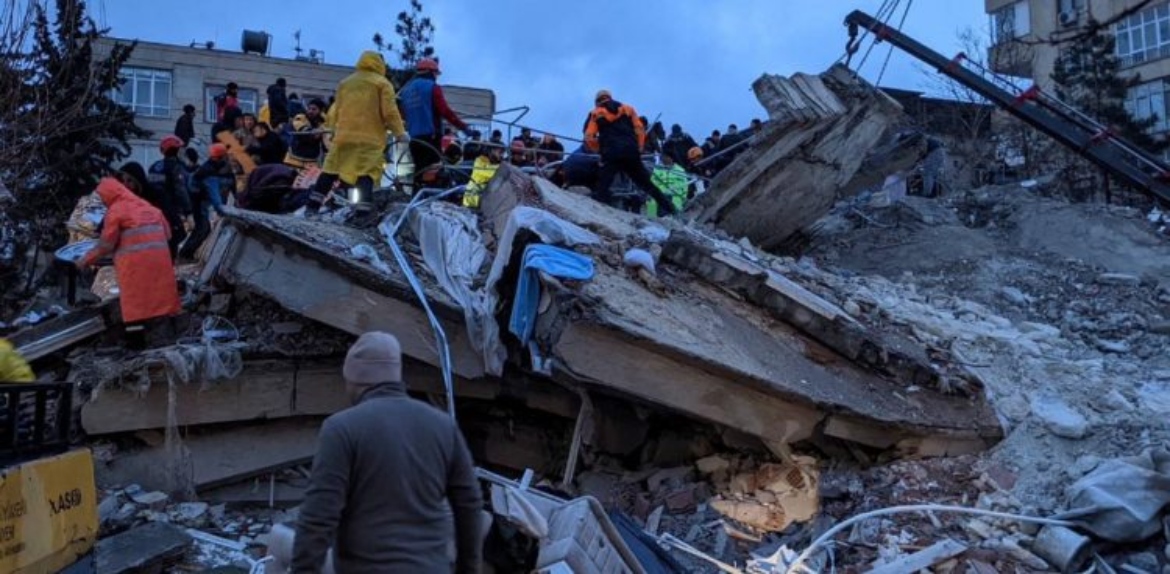 Ascienden a 21 mil los muertos por sismo en Turquía y Siria