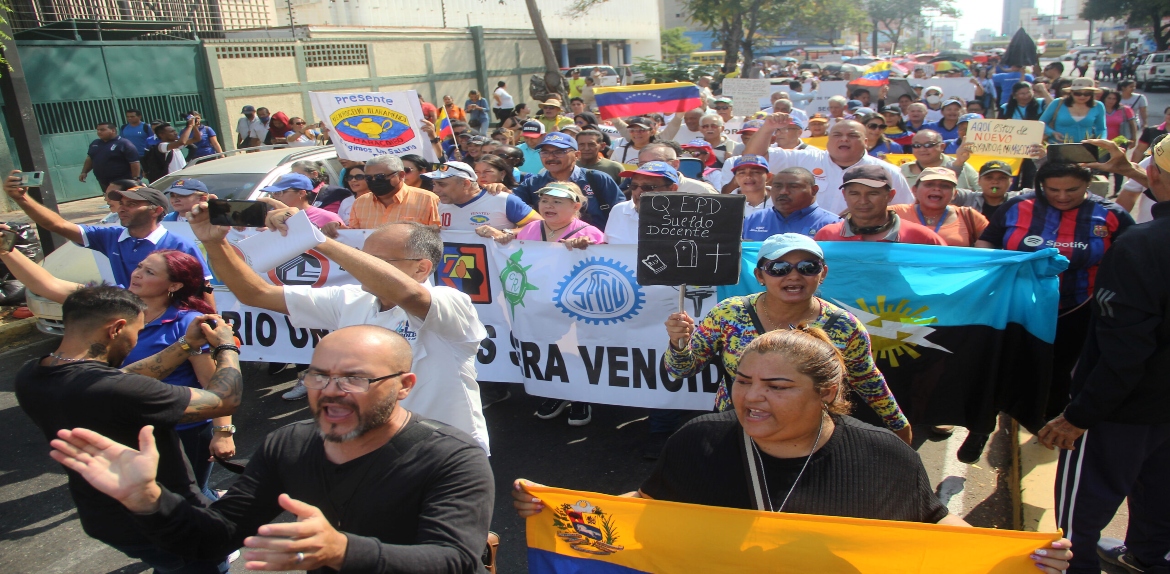 Maestros y empleados públicos protestaron en 5 de julio por aumento de sueldos