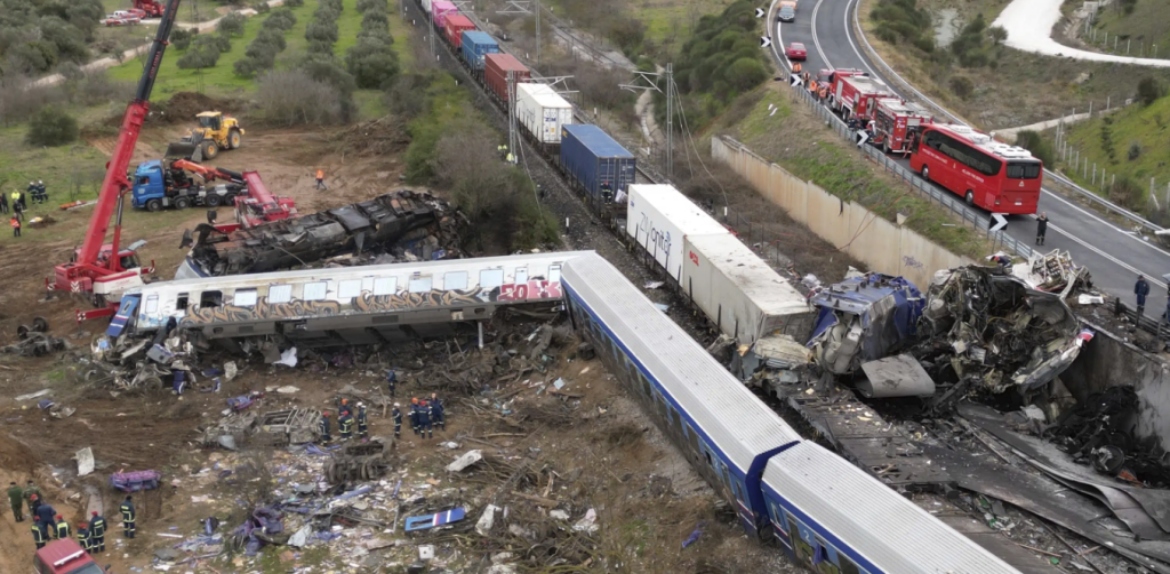 Luto en Europa: choque de dos trenes deja 36 muertos en Grecia
