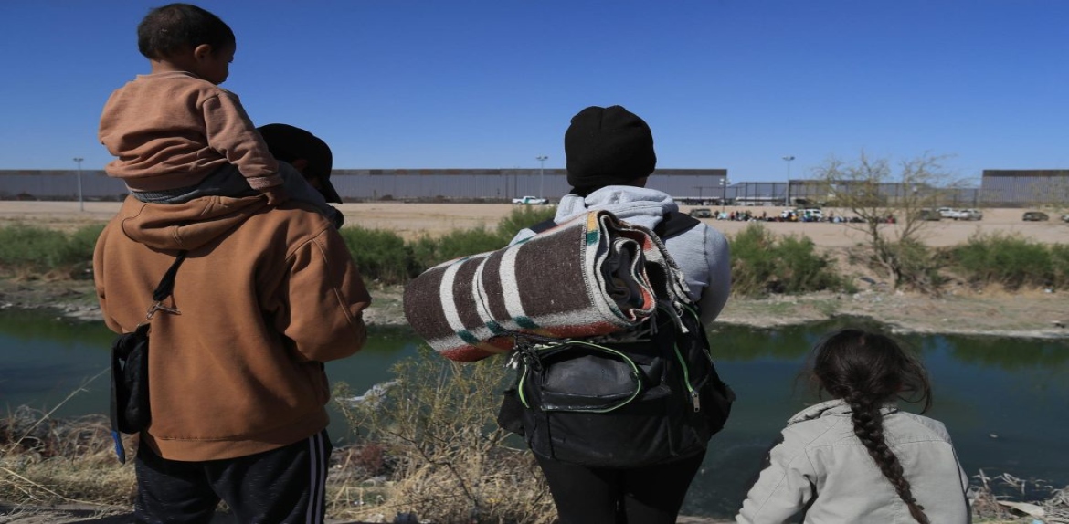 Tras incendio en México, migrantes buscan entregarse en Estados Unidos