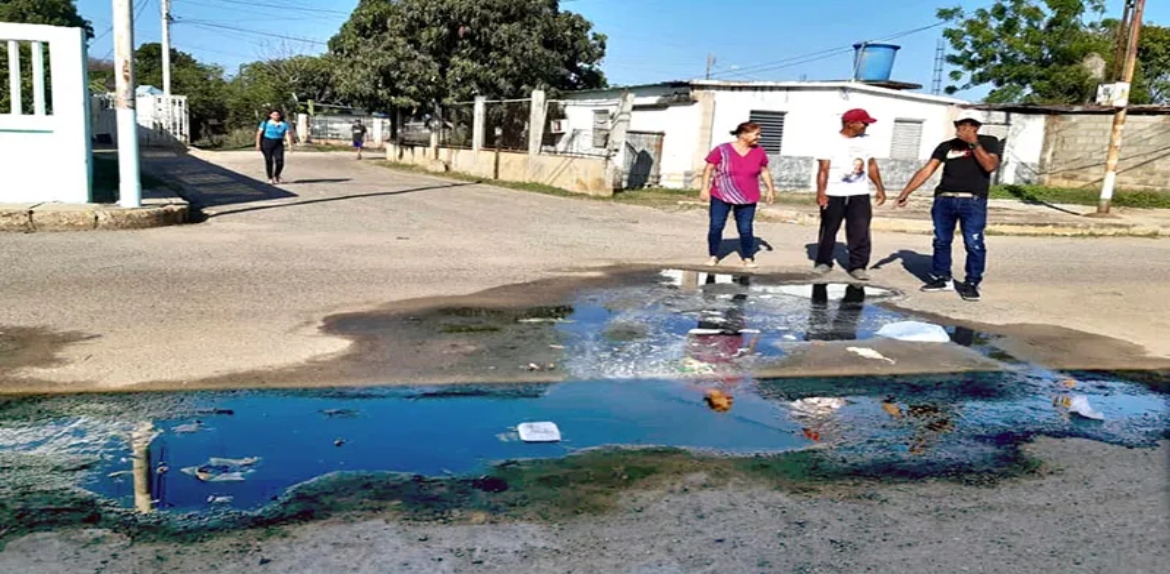 Cabimas: Bote de aguas servidas afecta a más de 50 familias en Delicias Viejas