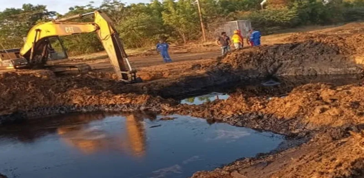 Rotura de tubería de agua afecta a vecinos de la parroquia Venezuela en Lagunillas