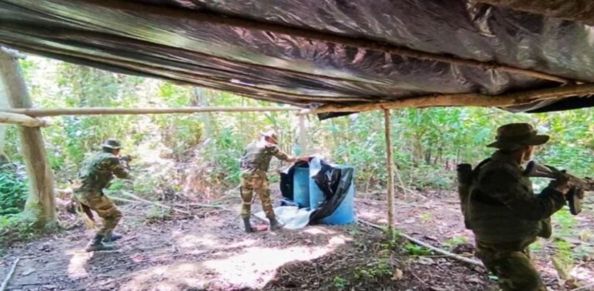 Fanb detectó campamento con más de 2 mil litros de combustible de avión jet A-1 en Zulia