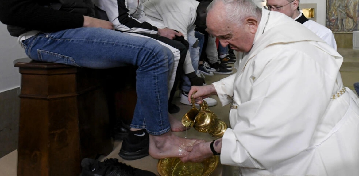 El papa Francisco lava los pies a doce jóvenes detenidos en ritual de Jueves Santo
