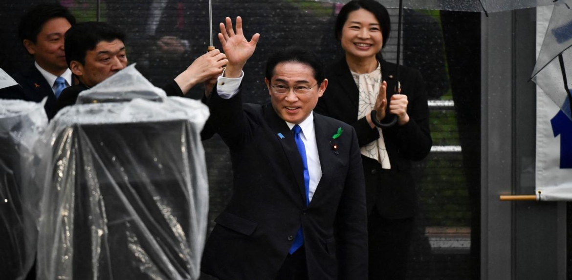 El primer ministro de Japón sale ileso de ataque con explosivos en un mitin