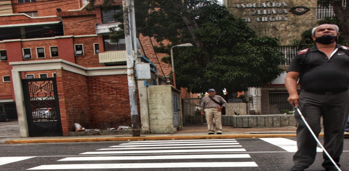 Alcaldía de Maracaibo recupera rayado peatonal frente a la Asociación Zuliana de Ciegos