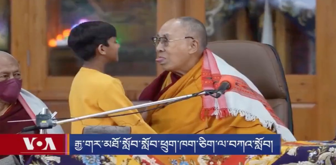 El beso del Dalai Lama a un niño en la boca genera controversia