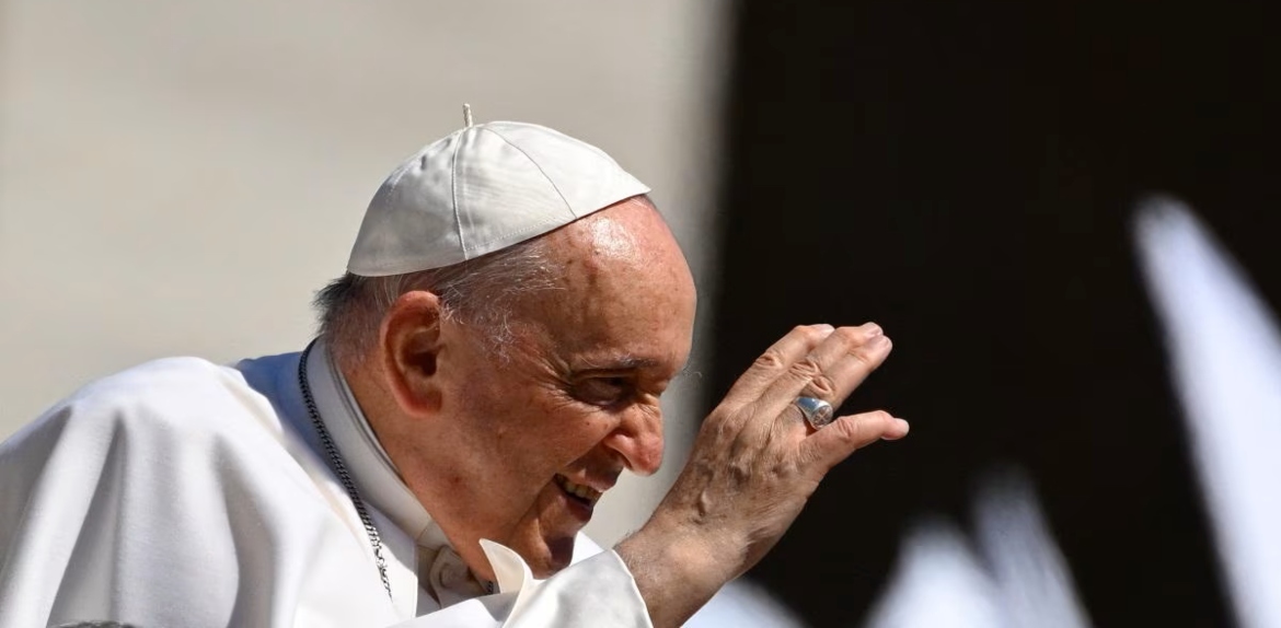 El Papa Francisco mejora de cuadro gripal y responde a tratamiento