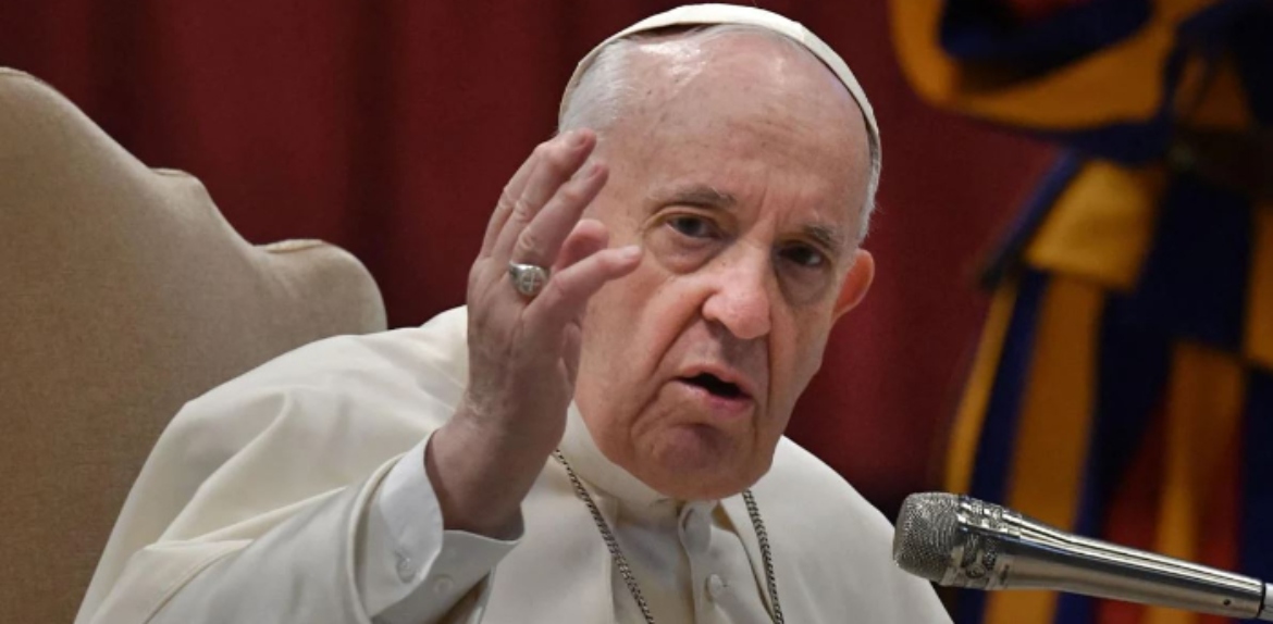El papa pronunció el Ángelus desde su residencia por su leve gripe