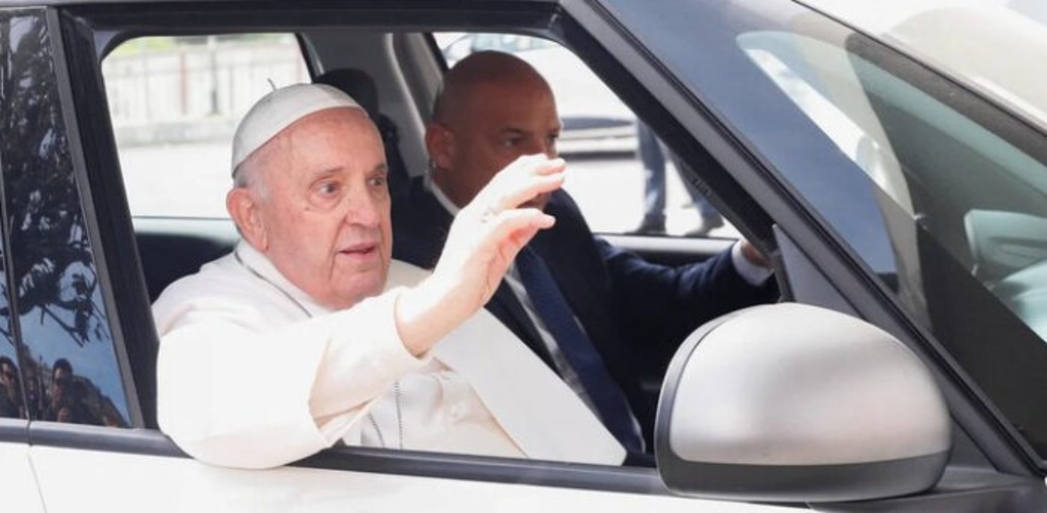 El Papa Francisco sale del hospital y afirma: «No tuve miedo»