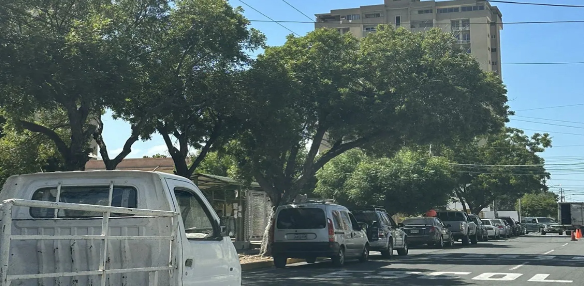 Largas colas por gasolina vuelven a Maracaibo, en medio de la incertidumbre sobre la calidad