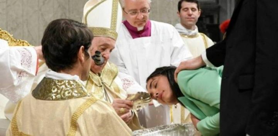 El papa Francisco bautizó a una modelo zuliana  durante la Vigilia Pascual