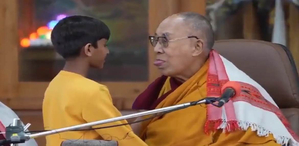 El Dalai Lama pide disculpas a un niño por pedirle «chuparle la lengua»