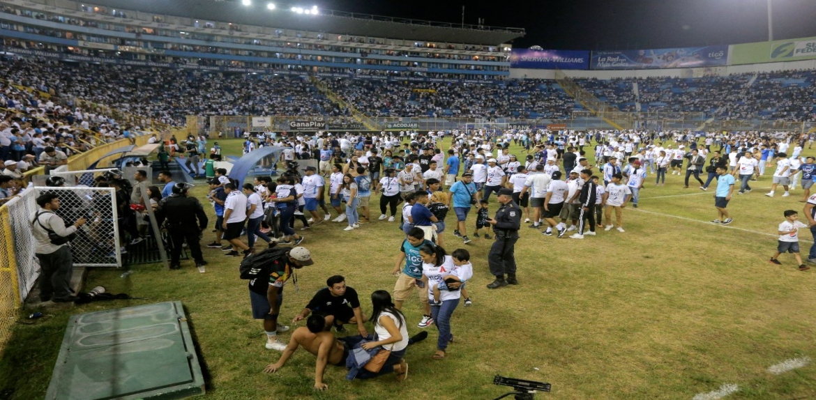 Estampida deja 12 muertos en el estadio Cuscatlán de San Salvador
