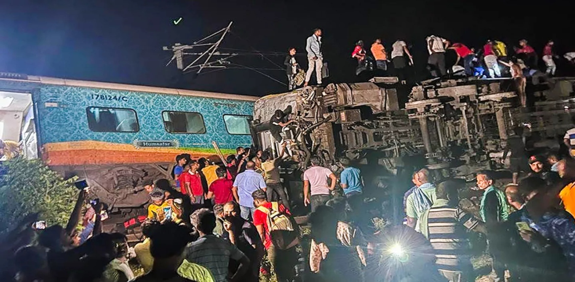El peor accidente de tren del siglo XXI en la India deja 261 muertos y 900 heridos