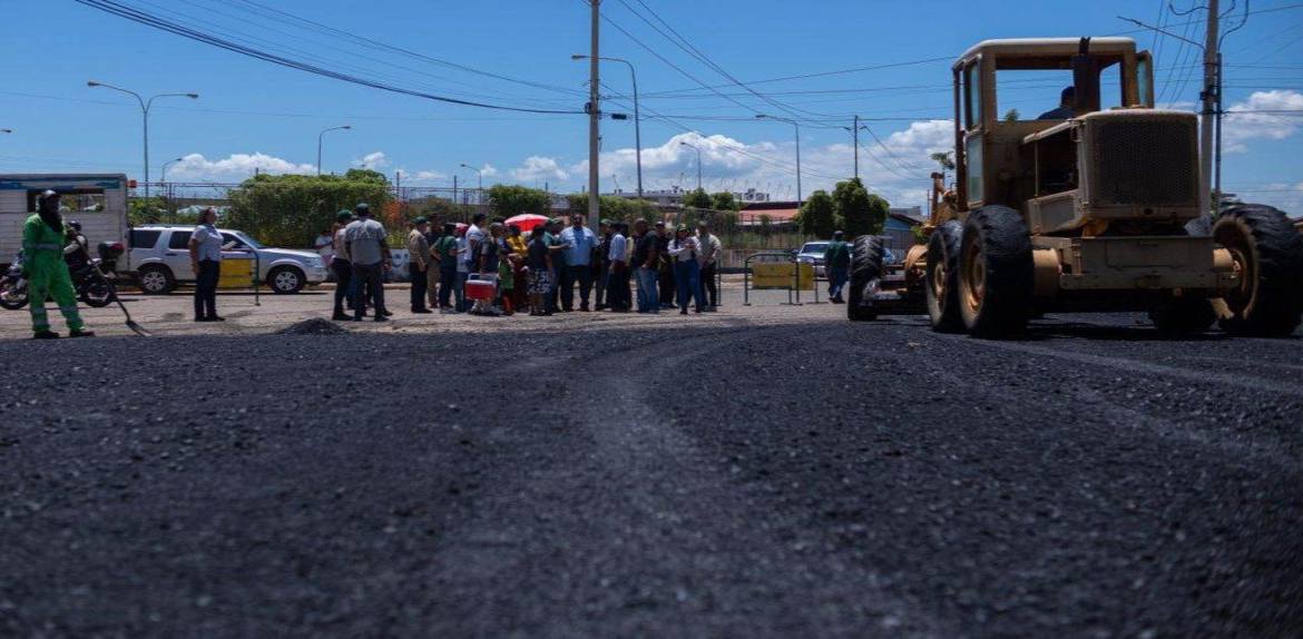 Iniciaron asfaltado en La Pomona a través del Plan Bacheo de la Alcaldía de Maracaibo