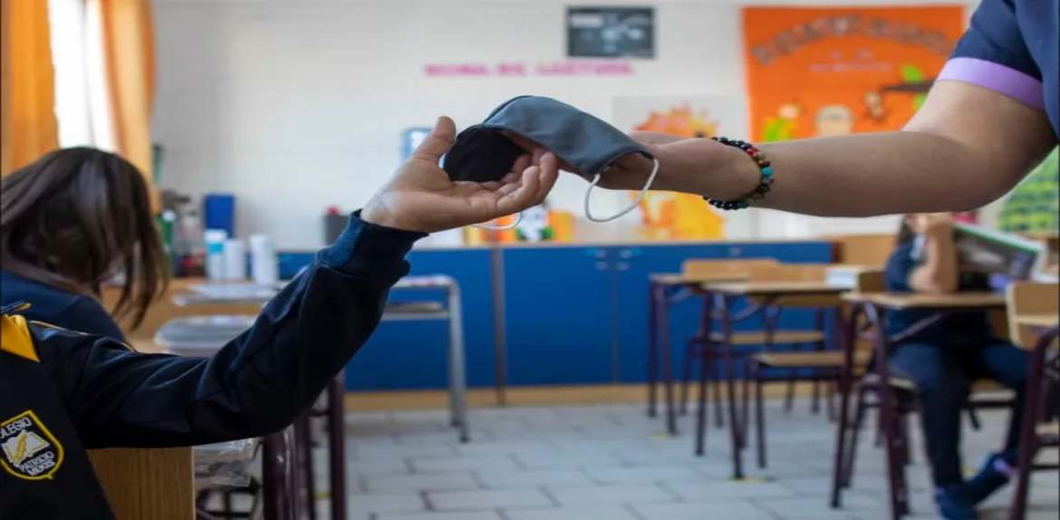Volvió el uso obligatorio de tapabocas en los colegios de Chile por brote viral