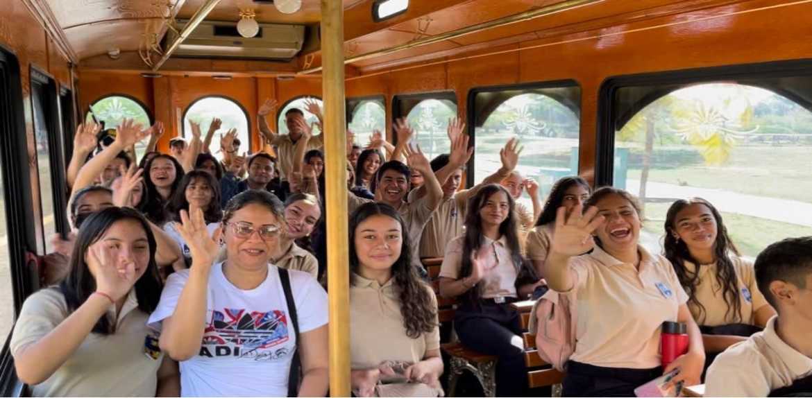 Estudiantes de turismo culminan talleres de sensibilización turística con recorrido en el Tranvía
