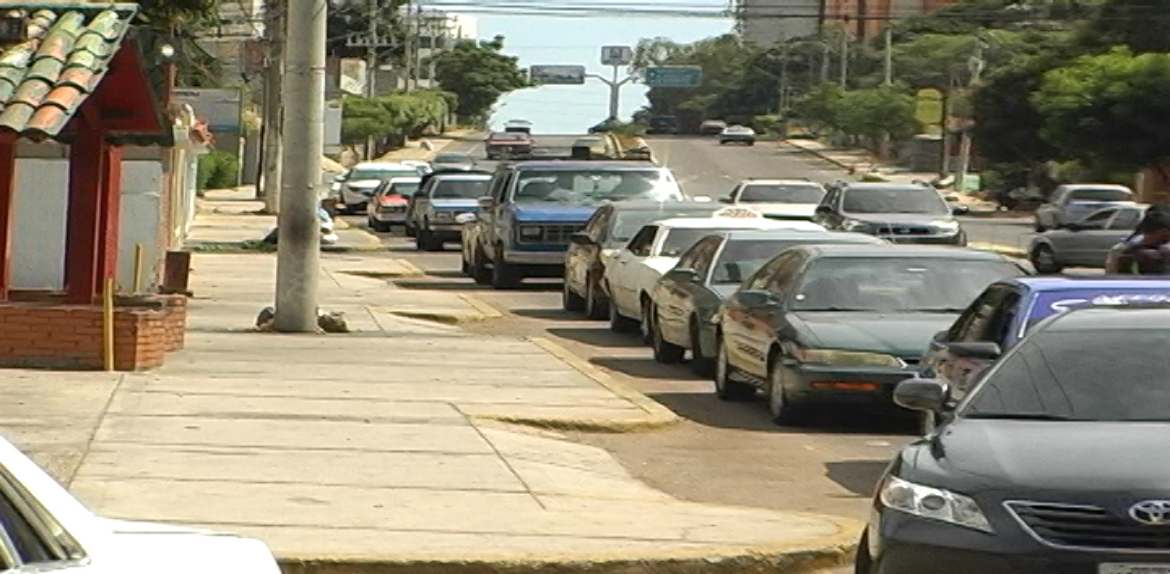 Se mantienen las largas colas para surtir gasolina en Maracaibo