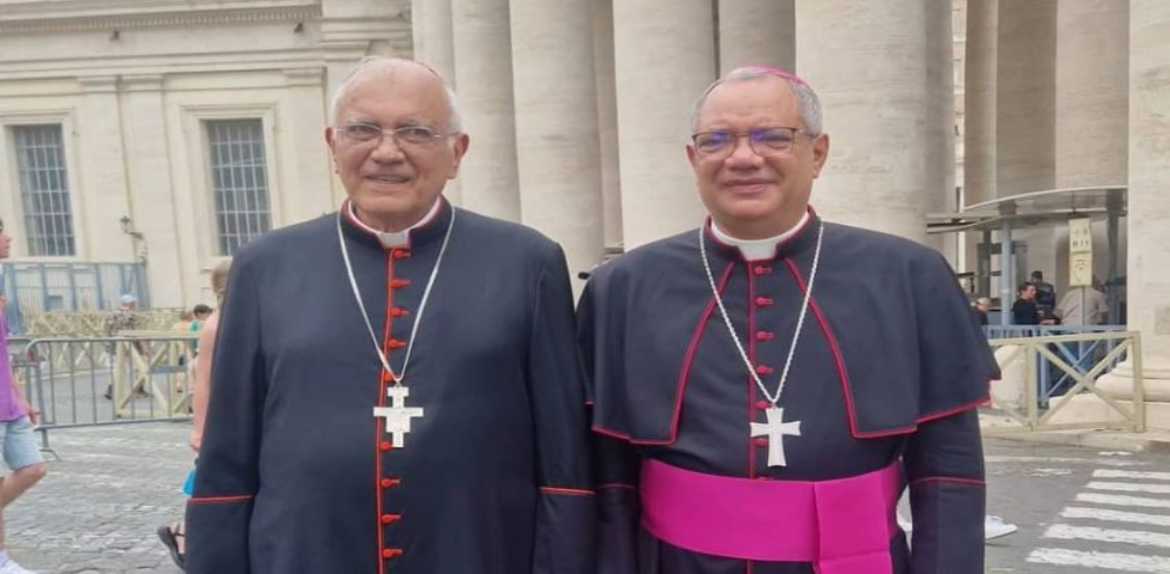 Cardenal Baltazar Porras junto a Monseñor Helizandro Terán reciben en Roma el Palio Arzobispal