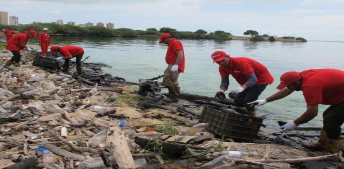 PDVSA refuerza la limpieza del lago de Maracaibo afectado por derrames petroleros