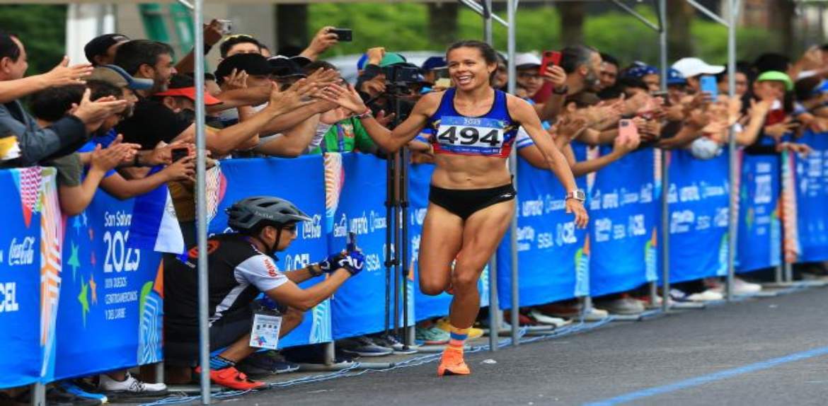 La venezolana Joselyn Brea gana el medio maratón en San Salvador