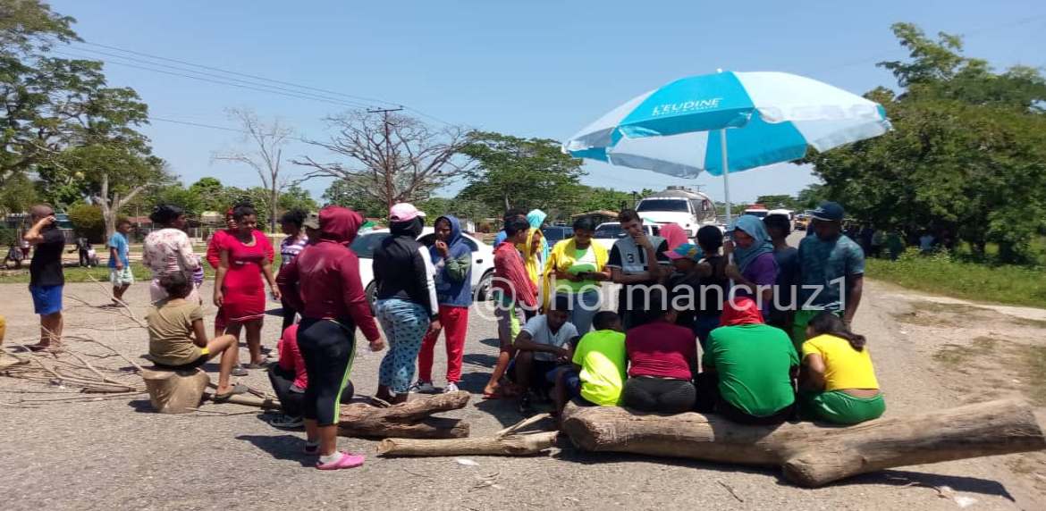 Manifestantes cierran carretera San Pedro – Lagunillas por racionamientos eléctricos en la zona