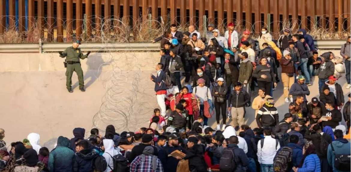Migrantes cruzan a la fuerza hacia EE.UU. desde Ciudad Juárez