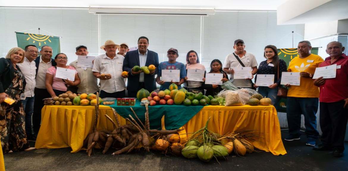 Productores agrícolas de San Isidro reciben microcréditos por la Fundación SAMI