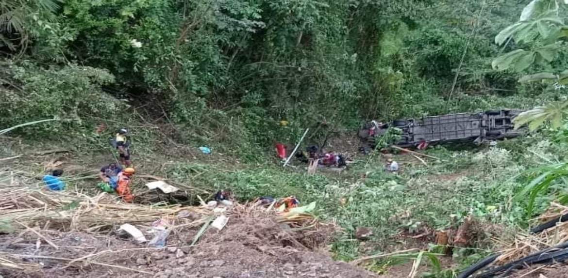 Fallecen 10 venezolanos tras caída de autobús por un barranco en Bucaramanga